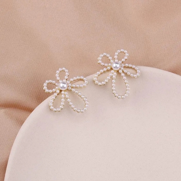 Elegant Pearl  Earrings - Picture 5 of 6